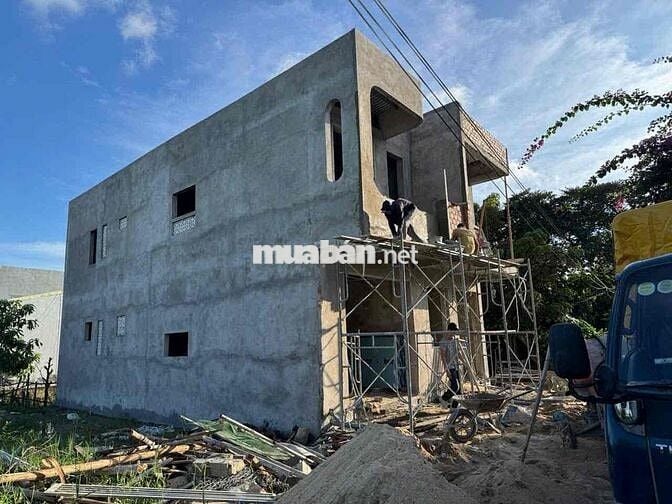 BÁN NHÀ 2 TẦNG MỚI XÂY ĐIỆN NGỌC SÁT KHU ĐÔ THỊ FPT