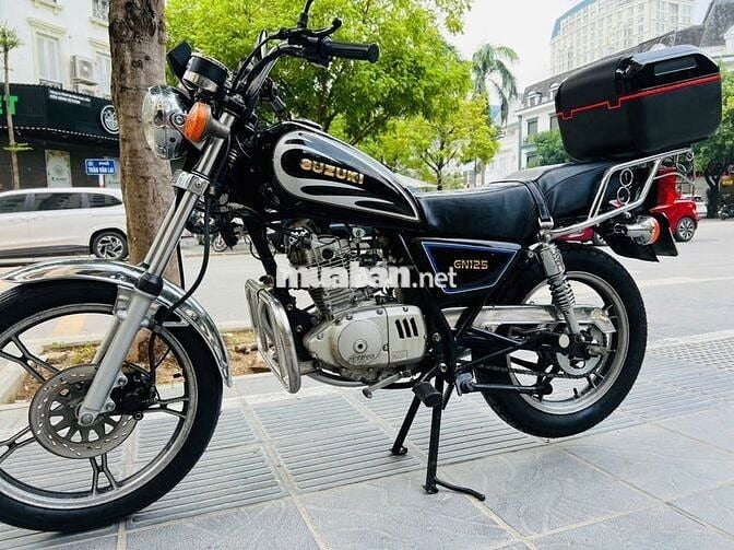 Xe máy Suzuki GN125 màu đen, dùng xăng