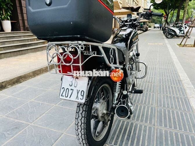Xe máy Suzuki GN125 màu đen, dùng xăng