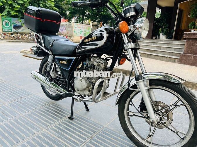 Xe máy Suzuki GN125 màu đen, dùng xăng