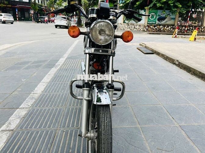 Xe máy Suzuki GN125 màu đen, dùng xăng
