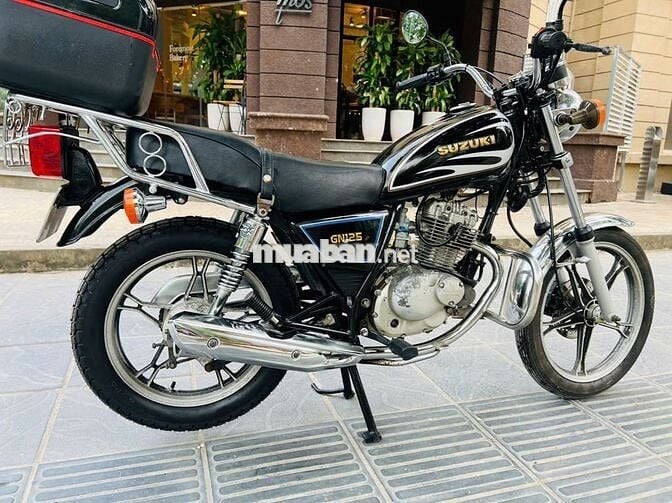 Xe máy Suzuki GN125 màu đen, dùng xăng