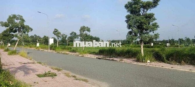 Đất mặt tiền 350tr ngay trung tâm chợ Đức Hoà liên hệ em Yến để đi xem