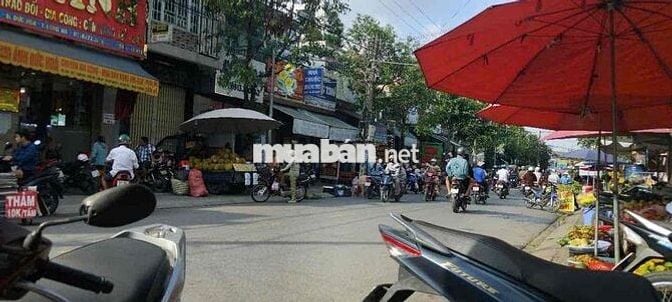 Đất mặt tiền 350tr ngay trung tâm chợ Đức Hoà liên hệ em Yến để đi xem