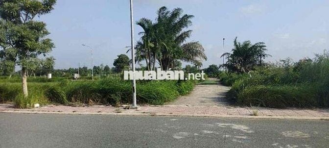 Đất mặt tiền 350tr ngay trung tâm chợ Đức Hoà liên hệ em Yến để đi xem