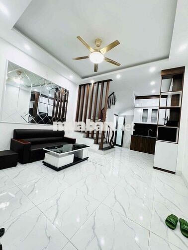 BÁN NHÀ 30M XÂY 5 TẦNG MỚI KÍNH KOONG - 3PN - PHỐ NGỌC THUỴ