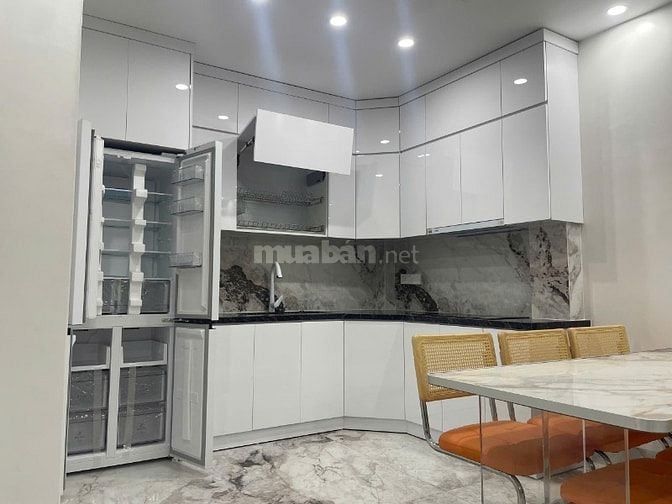 Cho thuê nhà ngõ 150 hoa bằng 38m x6T thang máy
