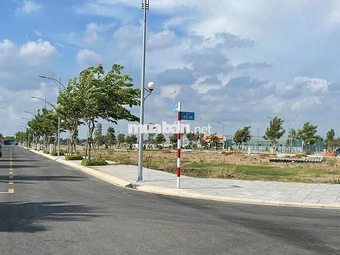 CẦN BÁN GẤP LÔ ĐẤT KẾ BÊN SÂN BAY LONG THÀNH