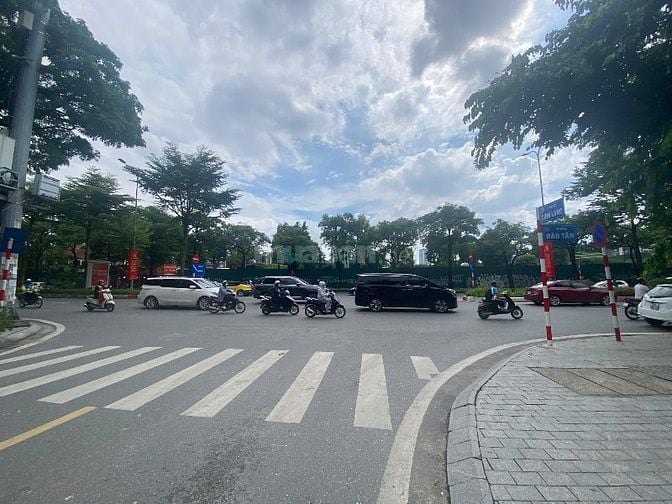 Cần bán nhà mặt phố Linh Lang. 