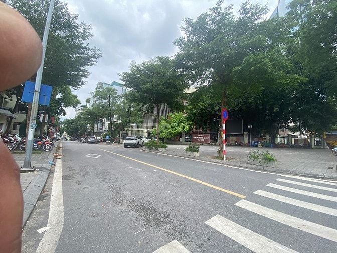 Cần bán nhà mặt phố Linh Lang. 