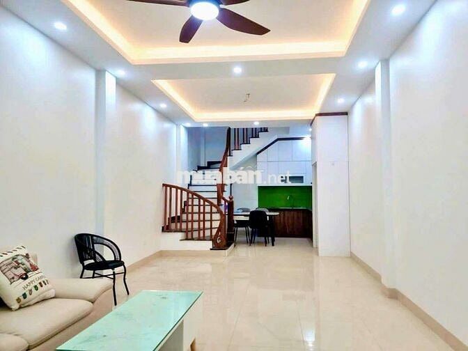 Sát cổng Trường CĐ CN Bách Khoa Mỹ Đình - 5 tầng/40m²/MT4m- DÂN XÂY
