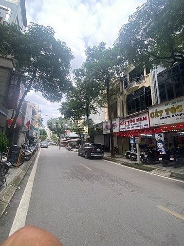 Cần bán nhà mặt phố Linh Lang. 