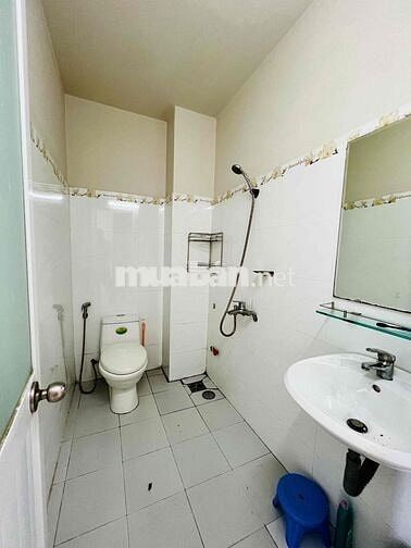 Nhà Mới Sạch Sẻ DT 180m2 1Trệt 2Lầu 3Pn 3Wc Sân Xe Máy Hẻm Ôtô