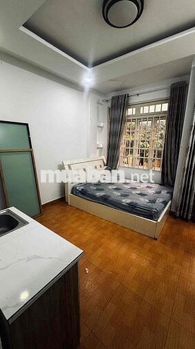 Căn hộ dv studio thoáng mát ở khu vực trung tâm gần các tr đại học