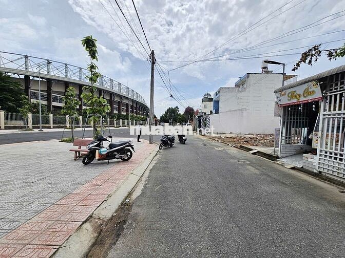 Đất mặt tiền sân vận động Dĩ An, phường Đông Hòa, TP Dĩ An.