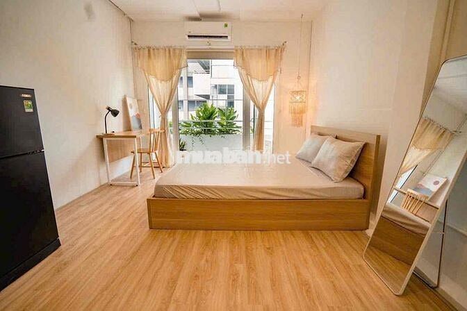 Căn hộ full nội thất ban công ngay ngã tư hàng xanh gần Q1