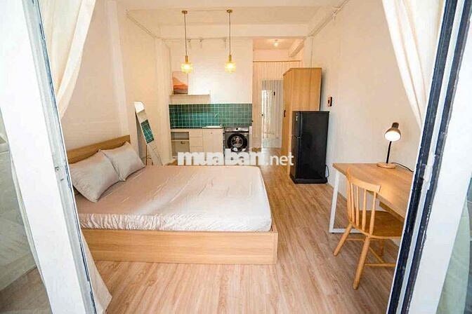 Căn hộ full nội thất ban công ngay ngã tư hàng xanh gần Q1