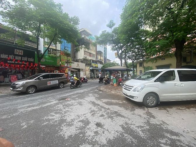 Bán nhà mặt phố phân lô Trung Yên.