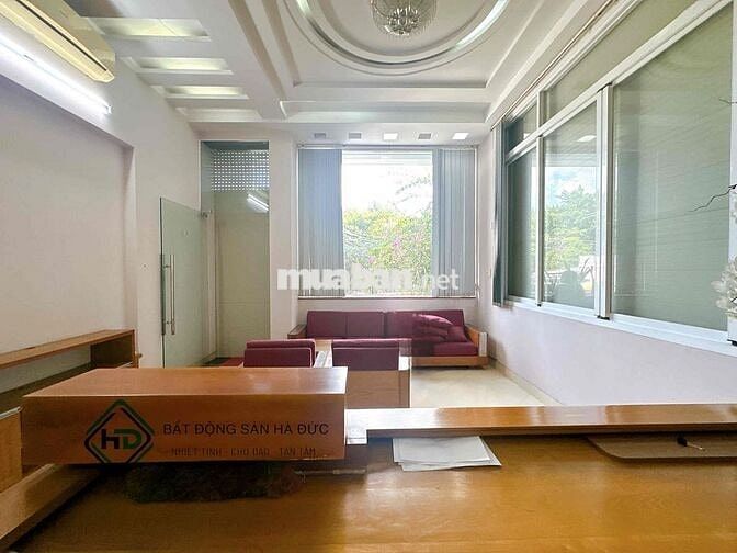 Văn phòng 30m có nội thất hầm để xe gần UBND Quận 12