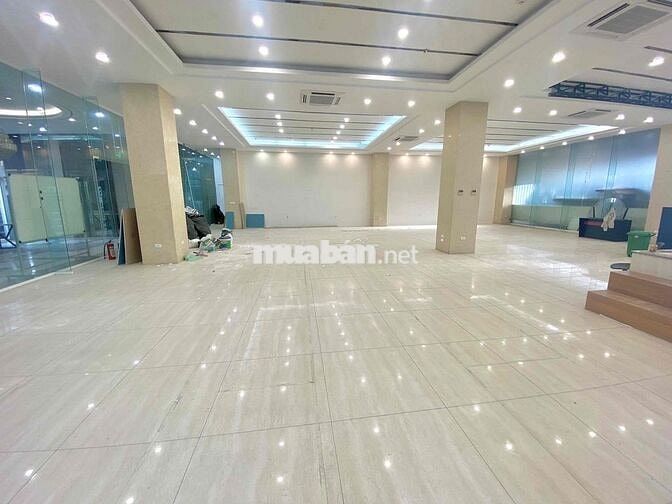 Văn phòng Quận Đống Đa. Tầng 1 / 240m2 giá chỉ 68 triệu. Trần cao 4m