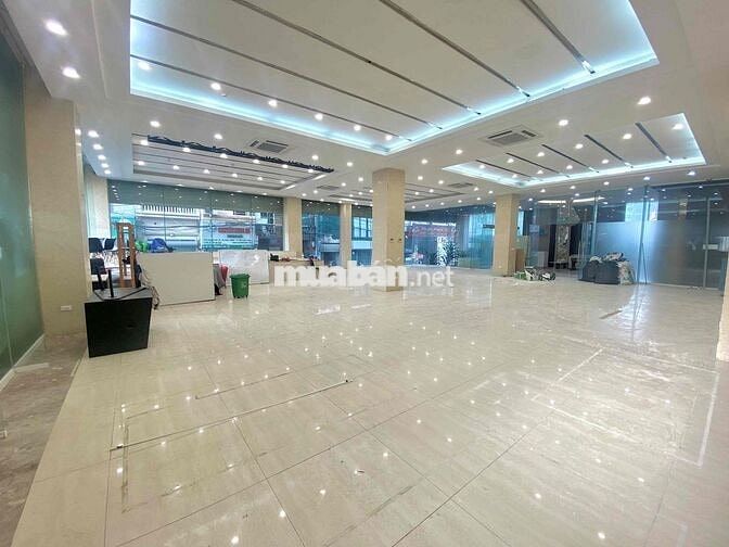Văn phòng Quận Đống Đa. Tầng 1 / 240m2 giá chỉ 68 triệu. Trần cao 4m
