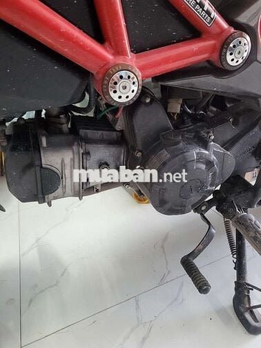 Môtô đỏ đen, máy rất êm, mạnh mẽ. Bao chạy xa.