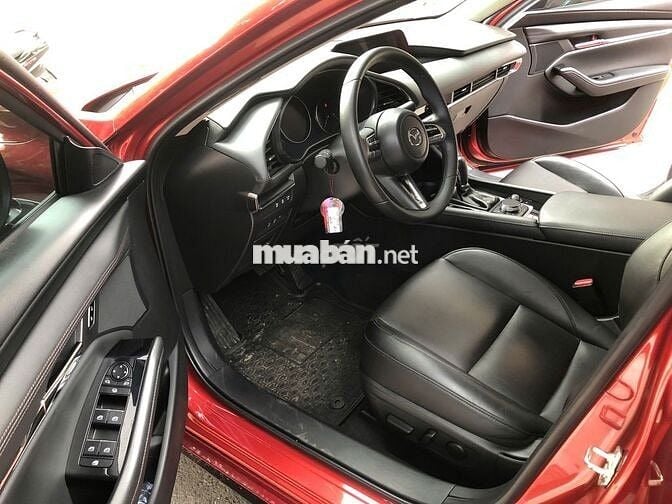 Mazda 3 Luxury 2024 màu đỏ pha lê