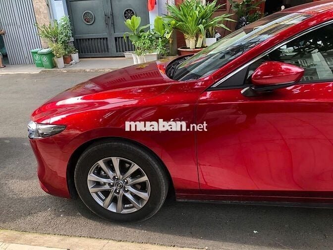 Mazda 3 Luxury 2024 màu đỏ pha lê