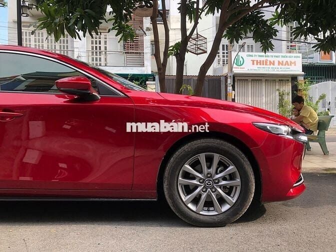 Mazda 3 Luxury 2024 màu đỏ pha lê