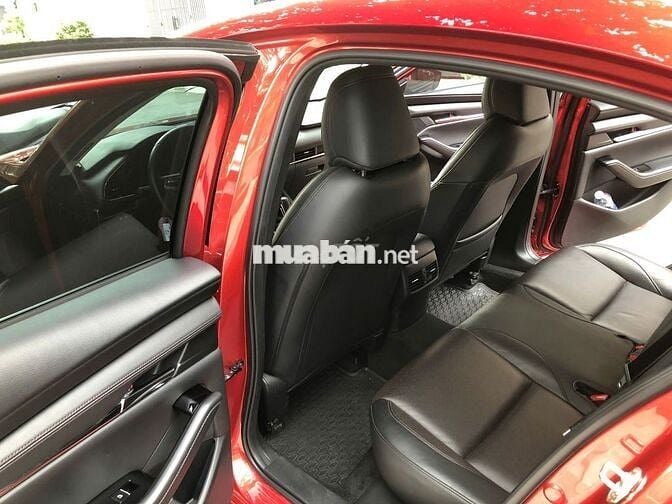 Mazda 3 Luxury 2024 màu đỏ pha lê