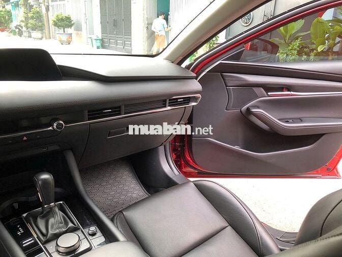 Mazda 3 Luxury 2024 màu đỏ pha lê