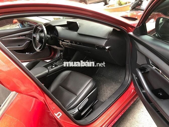 Mazda 3 Luxury 2024 màu đỏ pha lê