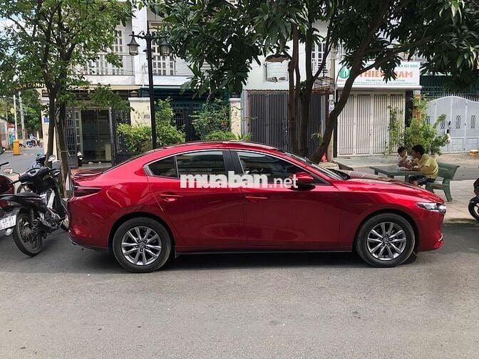 Mazda 3 Luxury 2024 màu đỏ pha lê