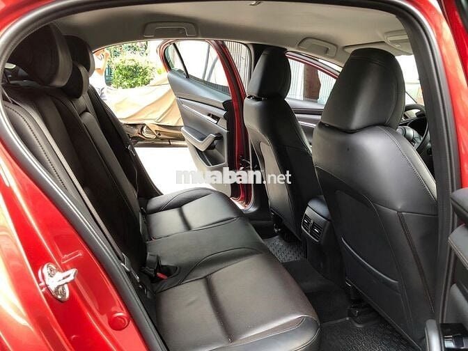 Mazda 3 Luxury 2024 màu đỏ pha lê