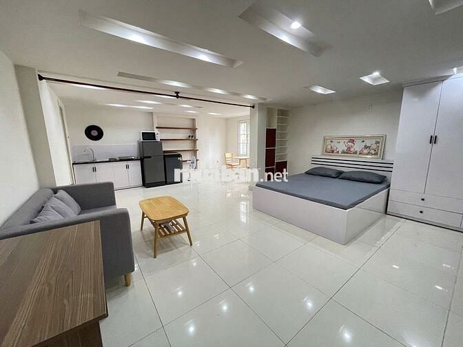 STUDIO BAN CÔNG RỘNG 42M2 FULL NỘI THẤT CÓ MGR GẦN NGÃ TƯ HÀNG XANH