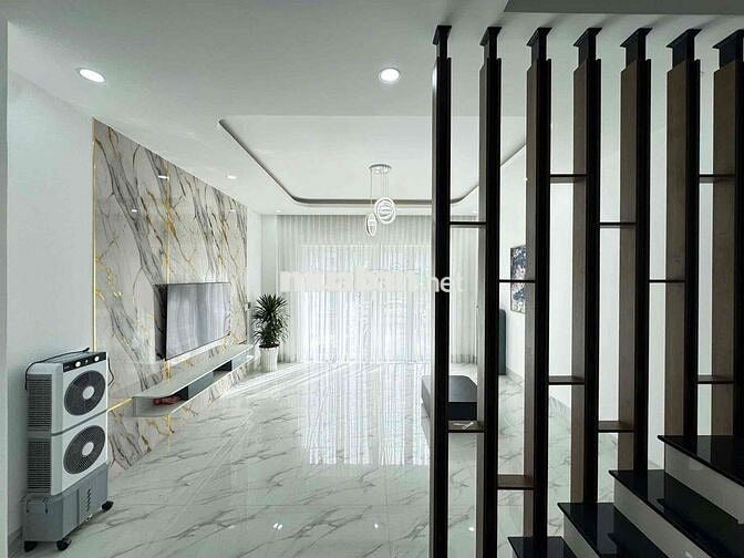 Nhà hoàn thiện 1 trệt 2 lầu thổ cư hoàn công khu dân cư đông đúc