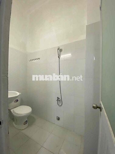 CHO THUÊ PHÒNG GÁC CÓ CỬA SỔ LỚN ĐI BỘ QUA ĐẠI HỌC KINH TẾ CHỈ 5 PHÚT