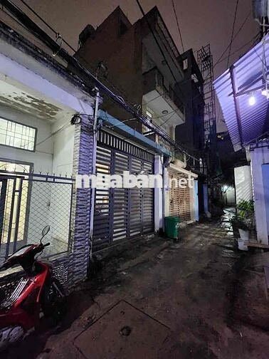 Nhà cấp 4 , diện tích lớn, có thể xây dựng kiên cố 6 tầng