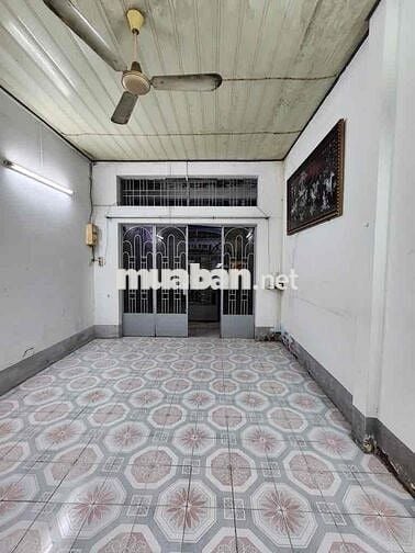 Nhà cấp 4 , diện tích lớn, có thể xây dựng kiên cố 6 tầng