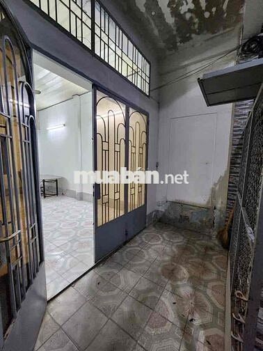 Nhà cấp 4 , diện tích lớn, có thể xây dựng kiên cố 6 tầng