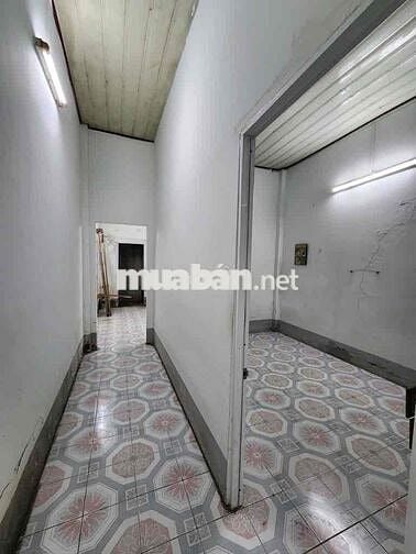 Nhà cấp 4 , diện tích lớn, có thể xây dựng kiên cố 6 tầng