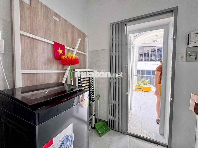 Trống Sẵn 1PN Tách Bếp Cửa Sổ  Máy Giặt Riêng Ngay Nhà Hát Hoà Bình