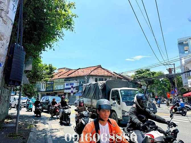BÁN NHÀ MẶT TIỀN : 192 NGUYỄN TẤT THÀNH - P. 13 - Q. 4 - TPHCM