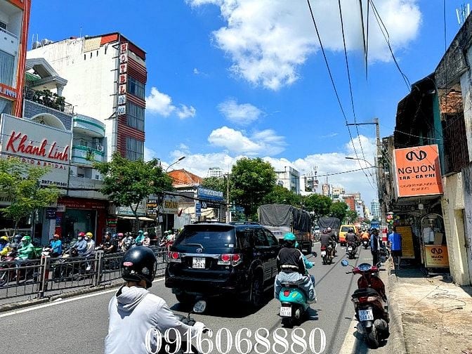 BÁN NHÀ MẶT TIỀN : 192 NGUYỄN TẤT THÀNH - P. 13 - Q. 4 - TPHCM