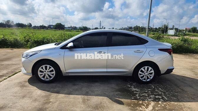 Hyundai Accent 2024 số sàn màu xám đẹp