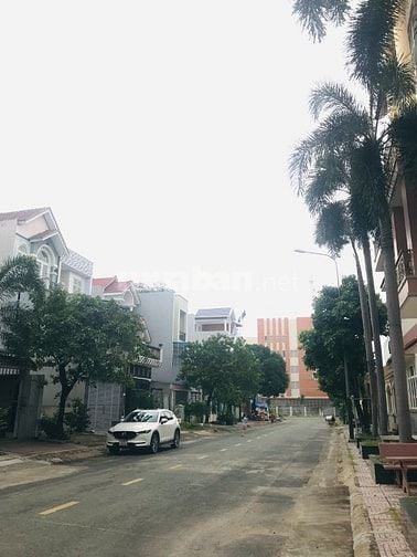 BÁN NHÀ LÔ GÓC HẺM XE TẢI NGÔ THÌ NHẬM, DĨ AN. 121M2, 4TANG, 13.7 TỶ