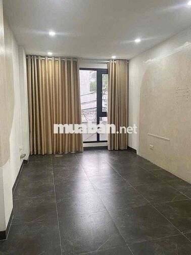 Nhà mặt phố Hoàng Hoa Thám, Ba Đình – 2 tầng + hầm để xe, lối đi riêng