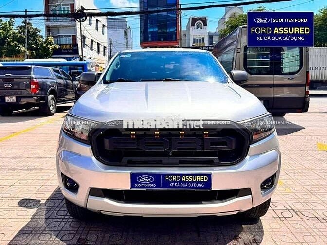Ford Ranger XLS AT 4x2 Bạc bạch kim 2022