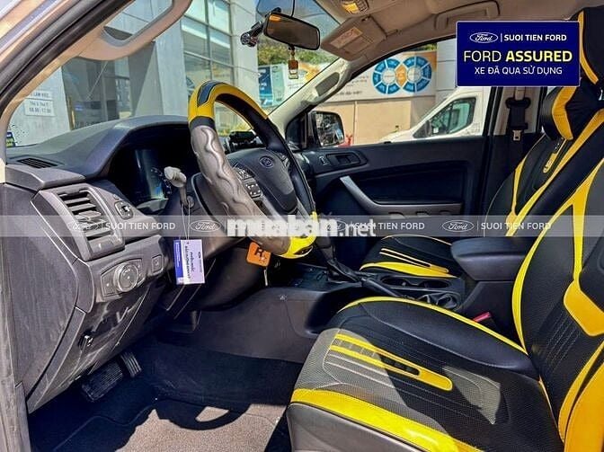 Ford Ranger XLS AT 4x2 Bạc bạch kim 2022