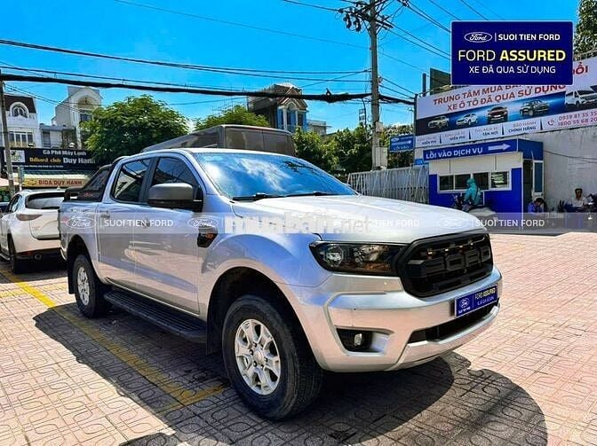 Ford Ranger XLS AT 4x2 Bạc bạch kim 2022
